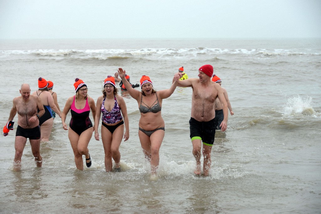 ../Images/Nieuwjaarsduik Noordwijk 2020 108.jpg